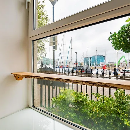Dockside Haven - Free Parking Apartment *
