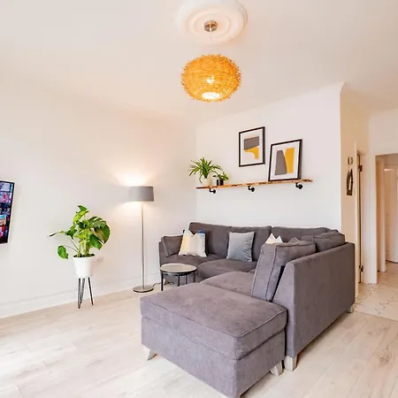 Dockside Haven - Free Parking Apartment